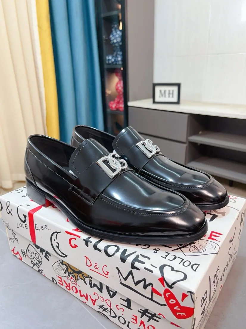 Men's shoes 💰540🌸🌸 [DG Dolce & Gabbana] High-end customized leather shoes. The upper is made of imported calf leather. Original hardware. I believe you will be impressed from the first time you see it. The avant-garde atmosphere can no longer fully interpret its elegance. AAA grade rubber outsole is super comfortable. The original cover last of the counter ensures its original version and quality. The upper is simple and the cowhide lining ensures its comfort and breathability. A pair of truly good shoes has its own unique soul, famous quality, and the first choice for successful people. Regular size 38-44 (45 customized)